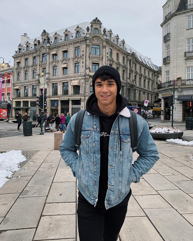 Pria keturunan Indonesia dari keluarga ayahnya tersebut paling sering mengunggah gaya kasual. Kali ini ia memadukan hoodie dan jaket jeans juga beanie ketika menghadapi musim dingin di luar negeri.Foto: Instagram @ikhsanfandi