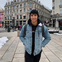 Pria keturunan Indonesia dari keluarga ayahnya tersebut paling sering mengunggah gaya kasual. Kali ini ia memadukan hoodie dan jaket jeans juga beanie ketika menghadapi musim dingin di luar negeri.Foto: Instagram @ikhsanfandi