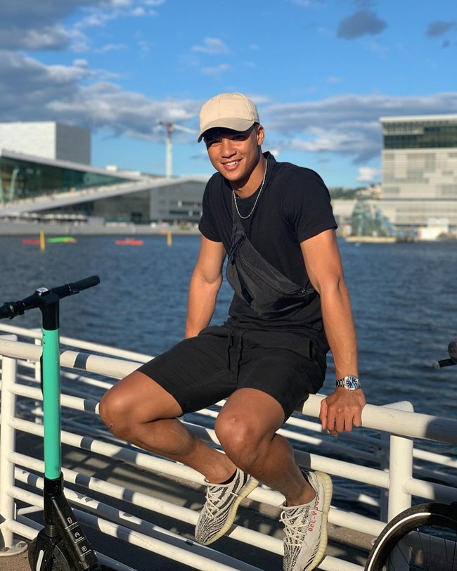 Dalam beberapa penampilan, Ikhsan Fandi yang seorang striker sering menerapkan busana serba hitam. Namun ia membuatnya lebih menarik dengan menambahkan topi dan sneakers senada. Foto: Instagram @ikhsanfandi