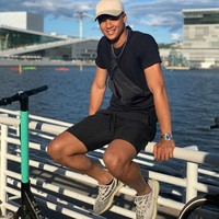 Dalam beberapa penampilan, Ikhsan Fandi yang seorang striker sering menerapkan busana serba hitam. Namun ia membuatnya lebih menarik dengan menambahkan topi dan sneakers senada. Foto: Instagram @ikhsanfandi