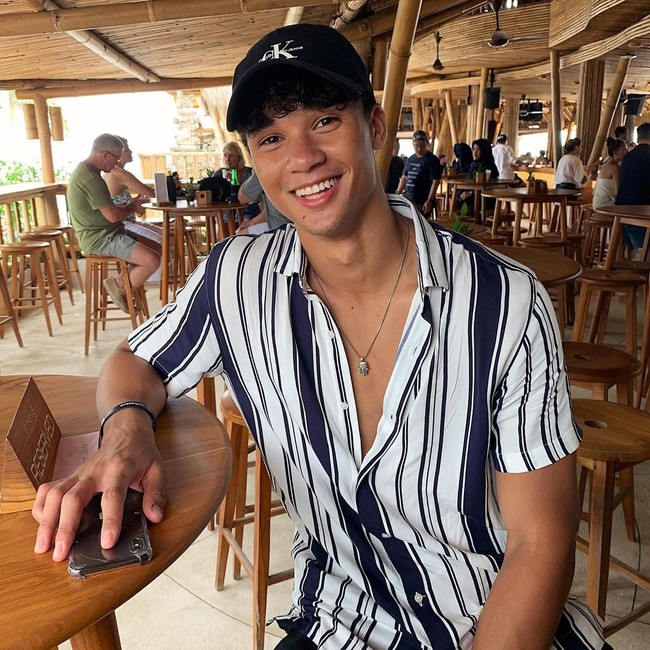 Saat hangout, pria 22 tahun tersebut mengenakan kemeja lengan pendek dan topi yang kelihatan simpel tapi keren. Foto: Instagram @ikhsanfandi