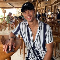 Saat hangout, pria 22 tahun tersebut mengenakan kemeja lengan pendek dan topi yang kelihatan simpel tapi keren. Foto: Instagram @ikhsanfandi