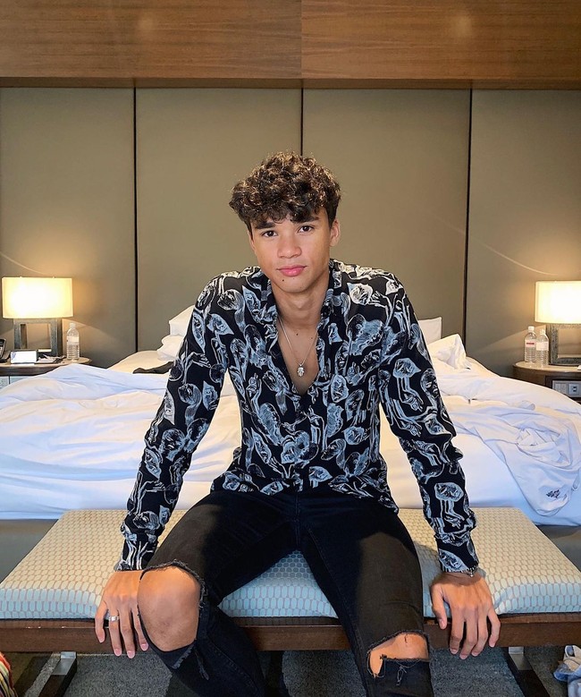 Kemeja dengan motif yang menarik seperti ini bisa menjadi salah satu atasan wajib punya bagi para pria. Dalam sebuah tampilan, ia memadukannya dengan jeans aksen robek. Foto: Instagram @ikhsanfandi