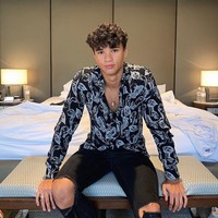 Kemeja dengan motif yang menarik seperti ini bisa menjadi salah satu atasan wajib punya bagi para pria. Dalam sebuah tampilan, ia memadukannya dengan jeans aksen robek. Foto: Instagram @ikhsanfandi