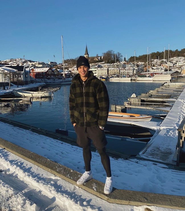 Saudara Irfan Fandi dan Ilhan Fandi yang juga pemain bola Timnas Singapura tersebut memakai celana pendek dengan legging saat sedang musim dingin. Foto: Instagram @ikhsanfandi