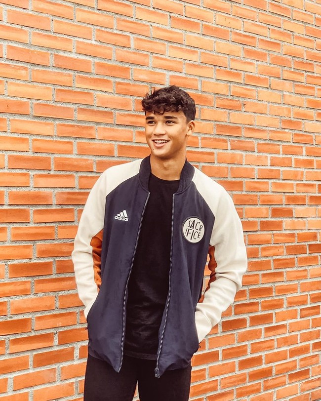 Seperti seorang atlet, Ikhsan Fandi tentu sering kali bergaya sporty, kali ini dengan jaket bomber. Foto: Instagram @ikhsanfandi