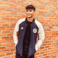 Seperti seorang atlet, Ikhsan Fandi tentu sering kali bergaya sporty, kali ini dengan jaket bomber. Foto: Instagram @ikhsanfandi