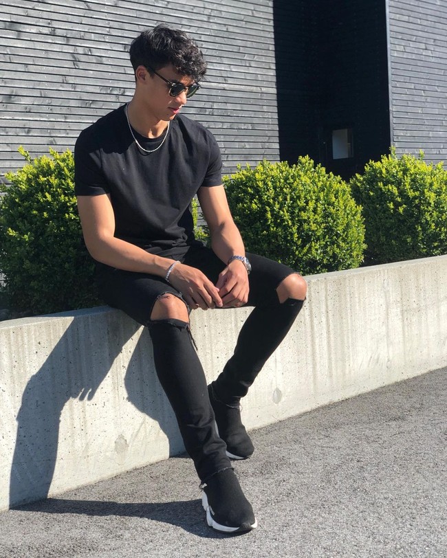 Masih dengan setelan serba hitam, gaya Ikhsan Fandi terlihat keren dengan kacamata hitam, aksesori, dan sneakers keluaran Balenciaga. Mana gaya Ikhsan favorit kamu? Foto: Instagram @ikhsanfandi