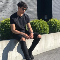 Masih dengan setelan serba hitam, gaya Ikhsan Fandi terlihat keren dengan kacamata hitam, aksesori, dan sneakers keluaran Balenciaga. Mana gaya Ikhsan favorit kamu? Foto: Instagram @ikhsanfandi