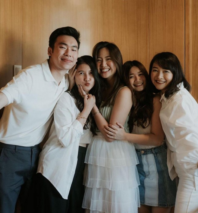 Acara tunangan hanya dihadiri para sahabat terdekat. Mereka pun mengenakan dress code bernuansa putih. Foto: Instagram