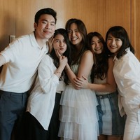 Acara tunangan hanya dihadiri para sahabat terdekat. Mereka pun mengenakan dress code bernuansa putih. Foto: Instagram