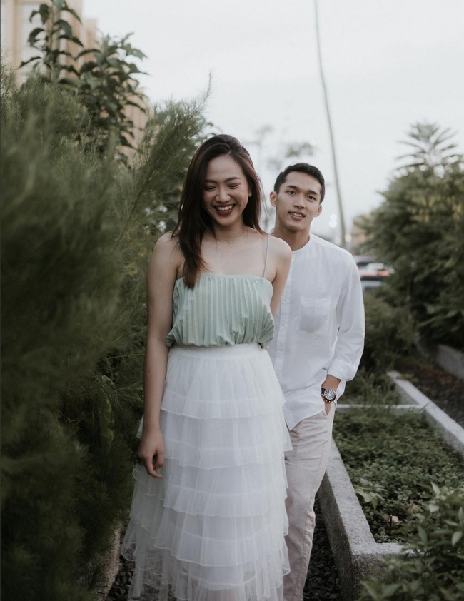 Terlihat simpel, namun pasangan pebulutangkis dan penyanyi ini tetap tampil chic dan romantis. Shanju cantik mengenakan tank top pleats warna sage dan tutu skirt putih sementara Jonatan Christie mengenakan kemeja kerah tinggi dipadu celana beige. Foto: Instagram