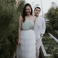 Terlihat simpel, namun pasangan pebulutangkis dan penyanyi ini tetap tampil chic dan romantis. Shanju cantik mengenakan tank top pleats warna sage dan tutu skirt putih sementara Jonatan Christie mengenakan kemeja kerah tinggi dipadu celana beige. Foto: Instagram