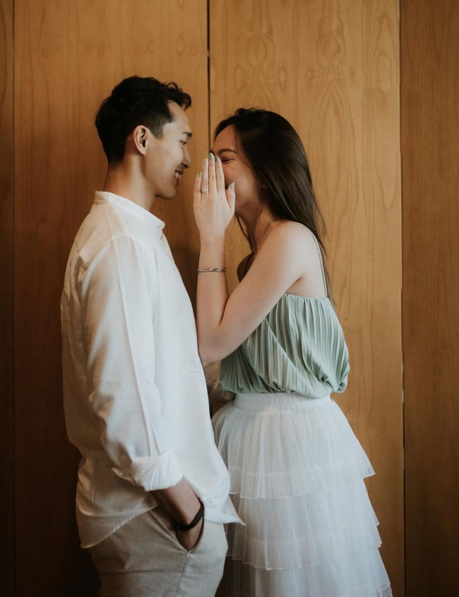 Shania Junianatha atau yang lebih dikenal Shanju kini resmi menjadi tunangan Jonatan Christie. Shanju pun sudah eksis di industri hiburan setelah bergabung dengan grup musik JKT 48. Foto: Instagram