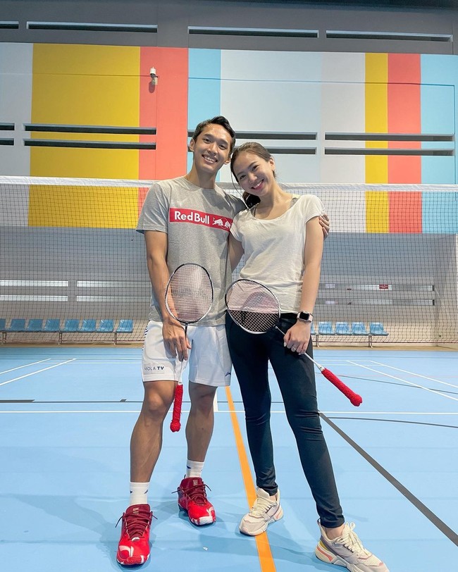 Tak hanya mendukung Jojo menjadi atlet Badminton, namun wanita 23 tahun itu terkadang juga ikut latihan badminton bersama sang tunangan. Foto: Instagram @shanju