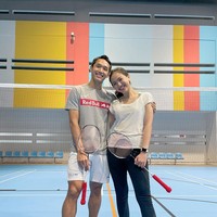 Tak hanya mendukung Jojo menjadi atlet Badminton, namun wanita 23 tahun itu terkadang juga ikut latihan badminton bersama sang tunangan. Foto: Instagram @shanju