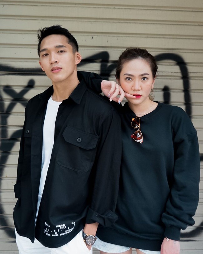 Shanju dan Jojo tampil senada dengan baju hitam. Keduanya bukan tipe pasangan yang rutin pamer kemesraan di Instagram. Foto: Instagram @shanju