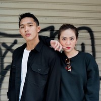 Shanju dan Jojo tampil senada dengan baju hitam. Keduanya bukan tipe pasangan yang rutin pamer kemesraan di Instagram. Foto: Instagram @shanju