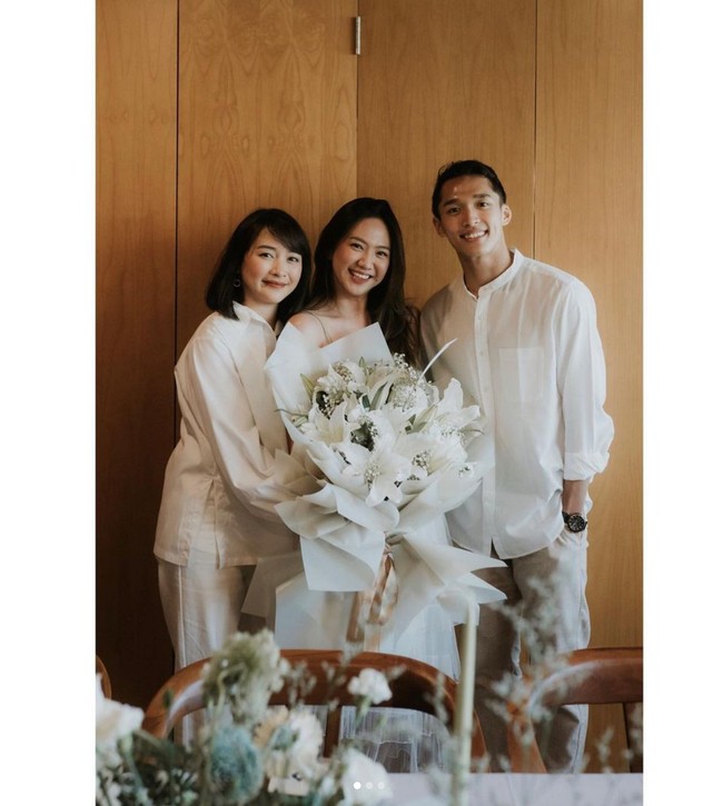 Momen tunangan keduanya diunggah Shanju dan Jonatan Christie di Instagram. Baik Shanju maupun Jojo mengenakan busana bernuansa putih yang dipadu warna pastel serta beige. Foto: Instagram