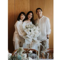 Momen tunangan keduanya diunggah Shanju dan Jonatan Christie di Instagram. Baik Shanju maupun Jojo mengenakan busana bernuansa putih yang dipadu warna pastel serta beige. Foto: Instagram
