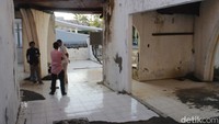 Di sana pun tersedia pemandu yang menceritakan soal kronologi terjadinya tsunami dan toko suvenir. Masuk ke kawasan ini gratis, tetapi disarankan memberikan uang seikhlasnya untuk pembangunan masjid di Lampulo. Yudha Maulana/detikcom