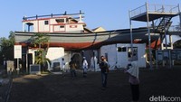 Sebuah kapal nelayan sepanjang 25,5 meter terdampar di atas rumah warga di Desa Lampulo, Kecamatan Kuta Alam, Kota Banda Aceh, Aceh. Kapal yang terbuat dari kayu bungur itu menjadi saksi bisu betapa hebatnya tsunami menerjang kawasan tersebut 17 tahun yang lalu. Yudha Maulana/detikcom  