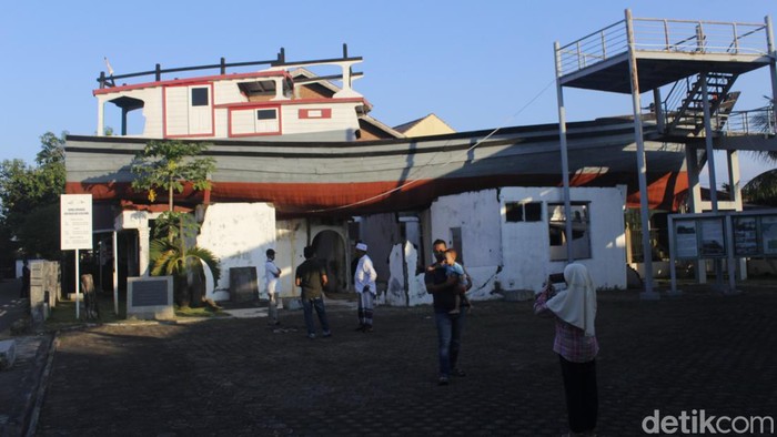 Sebuah kapal nelayan sepanjang 25,5 meter terdampar di atas rumah warga di Desa Lampulo, Kecamatan Kuta Alam, Kota Banda Aceh, Aceh. Kapal yang terbuat dari kayu bungur itu menjadi saksi bisu betapa hebatnya tsunami menerjang kawasan tersebut 17 tahun yang lalu.