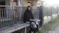 Memori detik-detik terjadinya tsunami masih terekam jelas dalam benak Bundiyah binti Sahan (72). Ia yang sehari-hari berjualan nasi lemak dan kolak di dekat Tempat Pendaratan Ikan (TPI) Lampulo merasakan guncangan kuat yang membuat kepalanya menjadi pening. Yudha Maulana/detikcom