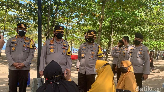 Kapolda Jabar menyusuri pantai Pangandaran ingatkan prokes wisatawan