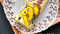 Lihat saja bolu gulung bergambar Pokemon ini. Pikachu yang sedang tertawa membuat tampilan kue ini lucu dan menggemaskan. Foto: Instagram @aru0819