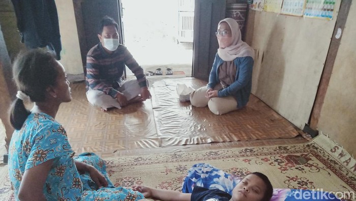 Keluarga Rangga mendapat support tamu penderita TEN sindrom yang sudah sembuh. (Achmad Syauqi/ detikcom) Keluarga Rangga mendapat support tamu penderita TEN sindrom yang sudah sembuh. (Achmad Syauqi/ detikcom)