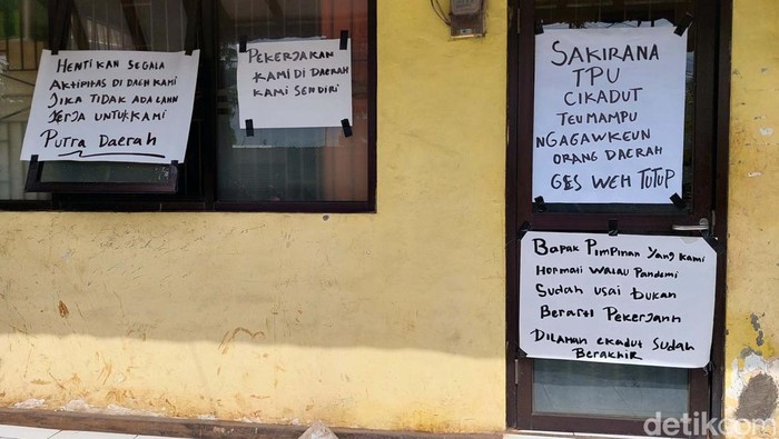 Ketika Tim Pemikul Jenazah Demo Kantor Distaru Kota Bandung Puluhan tim pikul jenazah COVID-19 di TPU Cikadut gelar aksi di Kantor UPT Wilayah III Distaru Kota Bandung. Mereka minta perpanjangan kontrak sebagai Pekerja Harian Lepas (PHL).