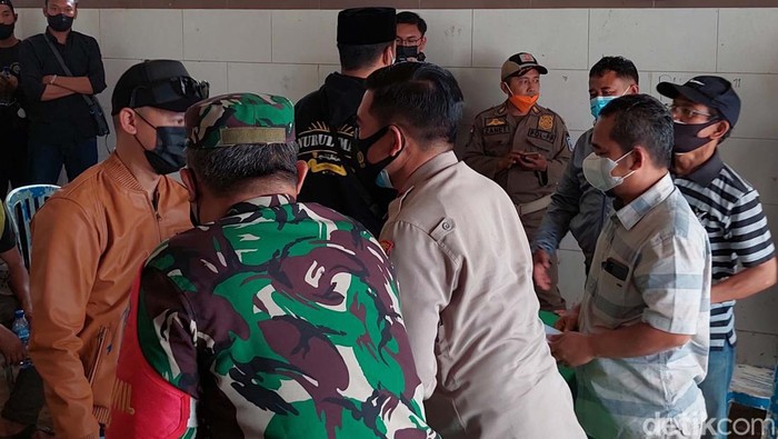Ketika Tim Pemikul Jenazah Demo Kantor Distaru Kota Bandung Puluhan tim pikul jenazah COVID-19 di TPU Cikadut gelar aksi di Kantor UPT Wilayah III Distaru Kota Bandung. Mereka minta perpanjangan kontrak sebagai Pekerja Harian Lepas (PHL).