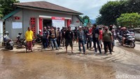 Puluhan tim pikul jenazah COVID-19 di TPU Cikadut menggelar aksi damai meminta Pemkot Bandung memperpanjang kontrak sebagai Pekerja Harian Lepas (PHL).