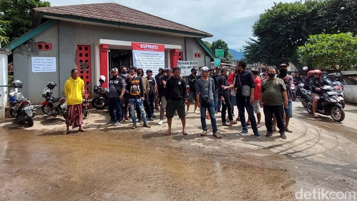 Ketika Tim Pemikul Jenazah Demo Kantor Distaru Kota Bandung Puluhan tim pikul jenazah COVID-19 di TPU Cikadut gelar aksi di Kantor UPT Wilayah III Distaru Kota Bandung. Mereka minta perpanjangan kontrak sebagai Pekerja Harian Lepas (PHL).