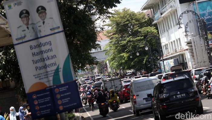 Lalu Lintas di Bandung Ramai saat Libur Nataru Saat libur Natal dan Tahun Baru, Kota Bandung ramai dikunjungi wisatawan. Lalu lintas pun terlihat ramai.