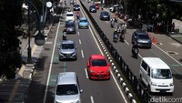 Banyak warga datang ke Bandung untuk berwisata kuliner.