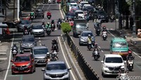 Pantauan detikcom, Minggu (26/12/2021) keramaian arus lalu lintas terjadi di sejumlah ruas jalan utama di Kota Bandung.
