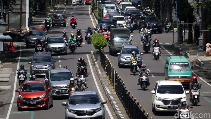 Lalu Lintas di Bandung Ramai saat Libur Nataru Saat libur Natal dan Tahun Baru, Kota Bandung ramai dikunjungi wisatawan. Lalu lintas pun terlihat ramai.