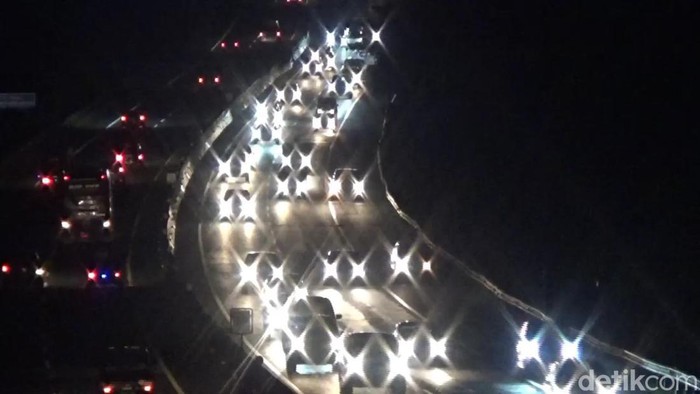 Situasi arus lalu lintas di ruas jalan tol Cipularang, dari arah Bandung menuju Jakarta alami kepadatan. Kepadatan ini terpantau di kilometer 79, wilayah Kecamatan Babakancikao, Purwakarta sekitar pukul 20.20 WIB.