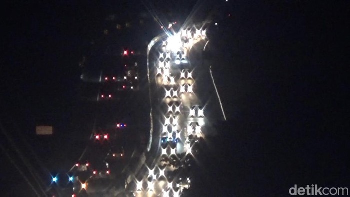 Situasi arus lalu lintas di ruas jalan tol Cipularang, dari arah Bandung menuju Jakarta alami kepadatan. Kepadatan ini terpantau di kilometer 79, wilayah Kecamatan Babakancikao, Purwakarta sekitar pukul 20.20 WIB.