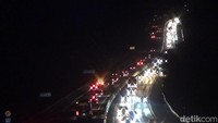 Kepadatan ini terpantau di kilometer 79, wilayah Kecamatan Babakancikao, Purwakarta sekitar pukul 20.20 WIB. Iring-iringan kendaraan yang di dominasi kendaraan pribadi mengular panjang nyaris tanpa putus, laju kendaraan tidak bisa dipacu dengan maksimal, sesuai aturan kecepatan di dalam ruas tol karena padatnya arus di dua lajur itu.  
