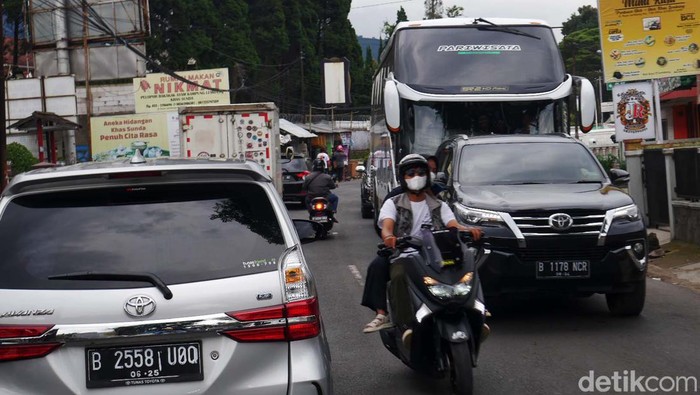 Kepadatan lalu lintas terjadi di jalan dari arah Bandung menuju Lembang. Hal ini disebabkan banyak wisatawan yang berlibur di kawasan Lembang.