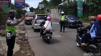 Tampak polisi tengah mengatur lalu lintas di kawasan Lembang.