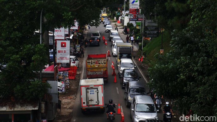 Libur Nataru, Lalin di Kawasan Lembang Padat Kepadatan lalu lintas terjadi di jalan dari arah Bandung menuju Lembang. Hal ini disebabkan banyak wisatawan yang berlibur di kawasan Lembang.