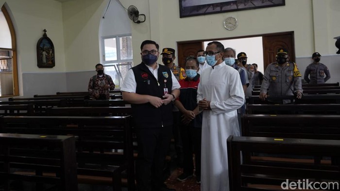 Mas Dhito saat meninjau salah satu gereja di Kediri