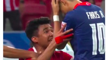 Sebagai rasa terima kasih, Asnawi mau traktir Faris seblak. Semoga doyan ya. Foto: Twitter