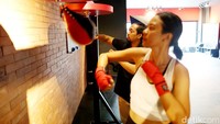 Di 9Round ini Full body workout, pasti akan selalu ada yang baru setiap harinya, selalu berbeda gerakan dan workout yang diberikannya. Jadi member yang datang kesini setiap haripun tak akan bosen.