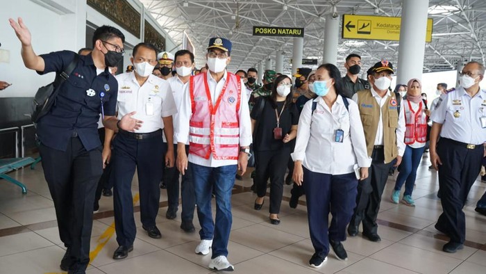 Menteri Perhubungan di Bandara Juanda