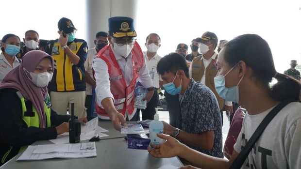 Menteri Perhubungan di Bandara Juanda